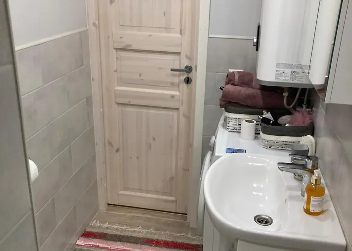 Von Aghte Contemporary كوريسارِ